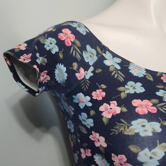 FINAL SALE Hollister Navy floral crop top - Picture 5 of 13